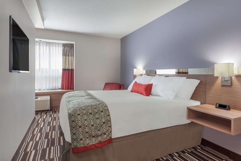 Microtel Inn & Suites By Wyndham Oyster Bay 레이디스미스 외부 사진