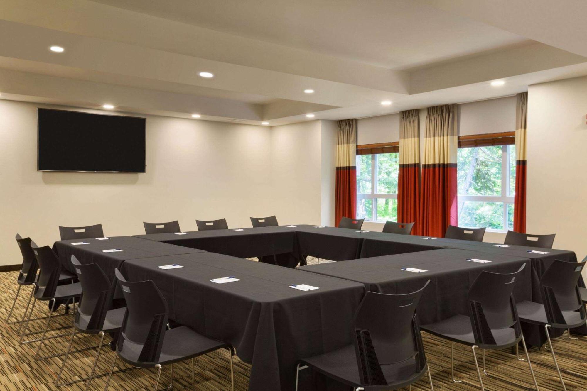 Microtel Inn & Suites By Wyndham Oyster Bay 레이디스미스 외부 사진